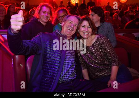 Markus Wasmeier mit Ehefrau Brigitte / Premiere / Winterspielzeit 2025 / Circus Krone / Ich. Du, Wir. Corona / Maneggio / Kronebau / München / 25. Dezember 2025 *** Markus Wasmeier con sua moglie Brigitte Premiere stagione invernale 2025 Circus Krone Ich Du, Wir Krone Manege Kronebau Monaco di Baviera 25 dicembre 2025 Foto Stock