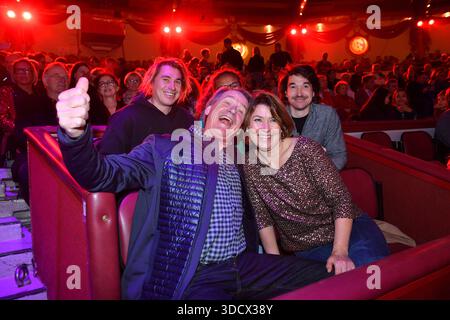 Markus Wasmeier mit Ehefrau Brigitte / Premiere / Winterspielzeit 2025 / Circus Krone / Ich. Du, Wir. Corona / Maneggio / Kronebau / München / 25. Dezember 2025 *** Markus Wasmeier con sua moglie Brigitte Premiere stagione invernale 2025 Circus Krone Ich Du, Wir Krone Manege Kronebau Monaco di Baviera 25 dicembre 2025 Foto Stock