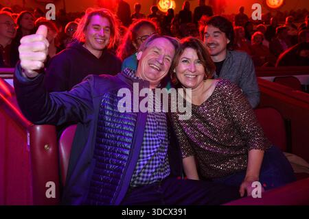 Markus Wasmeier mit Ehefrau Brigitte / Premiere / Winterspielzeit 2025 / Circus Krone / Ich. Du, Wir. Corona / Maneggio / Kronebau / München / 25. Dezember 2025 *** Markus Wasmeier con sua moglie Brigitte Premiere stagione invernale 2025 Circus Krone Ich Du, Wir Krone Manege Kronebau Monaco di Baviera 25 dicembre 2025 Foto Stock