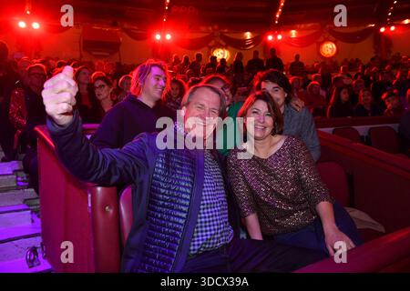 Markus Wasmeier mit Ehefrau Brigitte / Premiere / Winterspielzeit 2025 / Circus Krone / Ich. Du, Wir. Corona / Maneggio / Kronebau / München / 25. Dezember 2025 *** Markus Wasmeier con sua moglie Brigitte Premiere stagione invernale 2025 Circus Krone Ich Du, Wir Krone Manege Kronebau Monaco di Baviera 25 dicembre 2025 Foto Stock