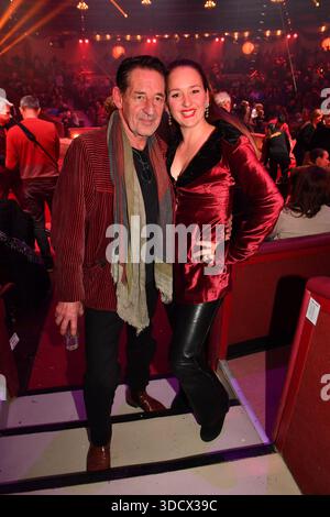 Max Tidof mit Tochter Luzie / Premiere / Winterspielzeit 2025 / Circus Krone / Ich. Du, Wir. Corona / Maneggio / Kronebau / München / 25. Dezember 2025 *** Max Tidof con la figlia Luzie Premiere stagione invernale 2025 Circus Krone Ich Du, Wir Krone Manege Kronebau Monaco di Baviera 25 dicembre 2025 Foto Stock