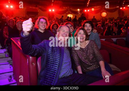 Markus Wasmeier mit Ehefrau Brigitte / Premiere / Winterspielzeit 2025 / Circus Krone / Ich. Du, Wir. Corona / Maneggio / Kronebau / München / 25. Dezember 2025 *** Markus Wasmeier con sua moglie Brigitte Premiere stagione invernale 2025 Circus Krone Ich Du, Wir Krone Manege Kronebau Monaco di Baviera 25 dicembre 2025 Foto Stock