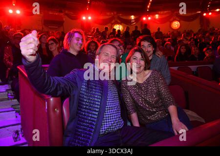 Markus Wasmeier mit Ehefrau Brigitte / Premiere / Winterspielzeit 2025 / Circus Krone / Ich. Du, Wir. Corona / Maneggio / Kronebau / München / 25. Dezember 2025 *** Markus Wasmeier con sua moglie Brigitte Premiere stagione invernale 2025 Circus Krone Ich Du, Wir Krone Manege Kronebau Monaco di Baviera 25 dicembre 2025 Foto Stock