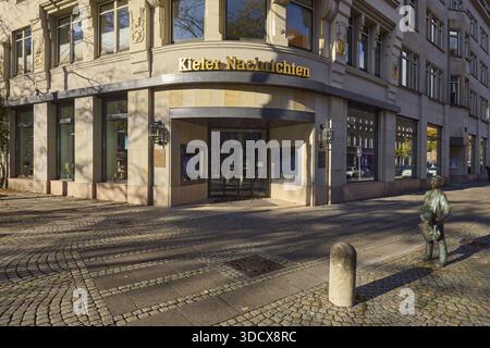 Kieler Nachrichten, Kieler Zeitung Verlags- und Druckerei KG GmbH, edificio commerciale storico, sviluppo generale, passerella in pietra, barriera bo Foto Stock