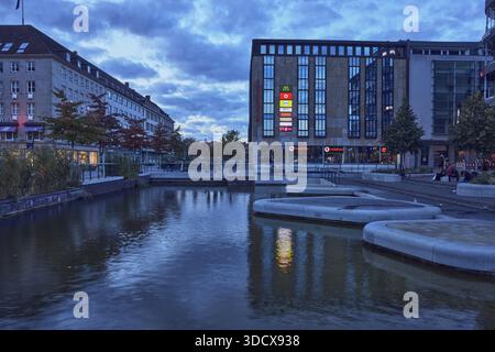 Canale Kleiner Kiel, Holstenfleet, zona acquatica, edificio commerciale, edificio commerciale storico, architettura moderna, riflessi astratti sul wate Foto Stock