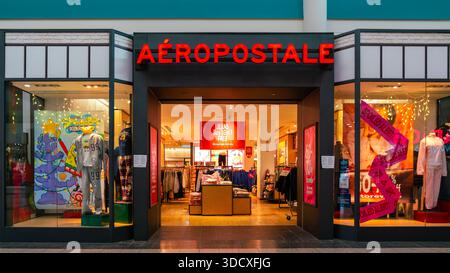 Syracuse, New York - 18 dicembre 2025: Negozio Aéropostale all'interno di un centro commerciale Destiny USA con esposizione a tema SpongeBob, cartellonistica promozionale rossa e manne Foto Stock