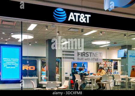 Syracuse, New York - 18 dicembre 2025: Negozio al dettaglio AT&T con banchi di assistenza clienti, cartellonistica promozionale per sconti militari e fiera del marchio FirstNet Foto Stock