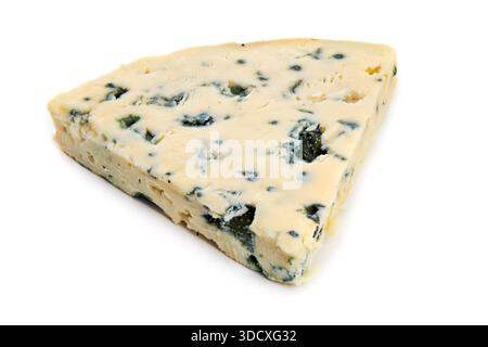 Un unico spicchio di formaggio di vacca blu morbido con caratteristiche macchie blu-verdi di muffa commestibile su sfondo bianco. Foto Stock