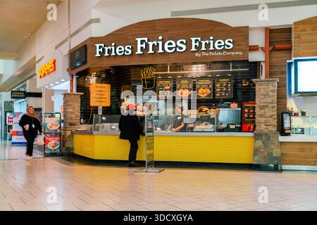 Syracuse, New York - 18 dicembre 2025: Patatine fritte patatine fritte della Potato Company presso il centro commerciale Destiny USA di Syracuse, New York, con due sedi nello stato di New York, seconda Foto Stock