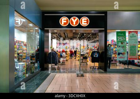 Syracuse, New York - 18 dicembre 2025: Punto focale selettivo del negozio FYE (for Your Entertainment) presso il centro commerciale Destiny USA con segnaletica illuminata, scaffali di abbigliamento e po Foto Stock