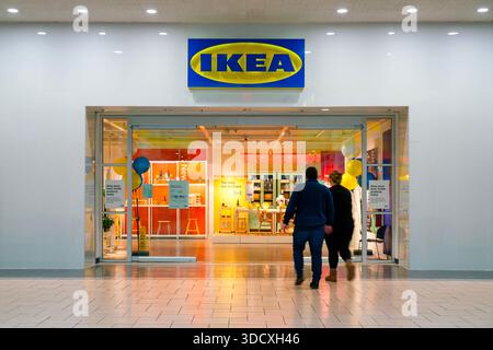 Syracuse, New York - 18 dicembre 2025: Ingresso al negozio IKEA con esposizione in showroom e palloncini promozionali durante le campagne stagionali di arredamento, IKEA è in grado di offrire un'esperienza unica Foto Stock