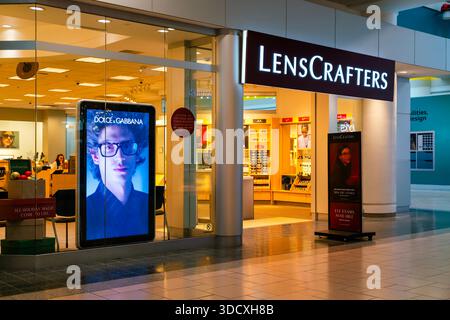 Syracuse, New York - 18 dicembre 2025: LensCrafters è un rivenditore di ottica nazionale che offre occhiali da vista, lenti a contatto ed esami oculari su oltre 1.100 no Foto Stock