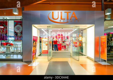 Syracuse, New York - 18 dicembre 2025: Negozio del centro commerciale Ulta Beauty con segnaletica illuminata, esposizioni promozionali e interazione con i clienti presso questo centro commerciale nazionale Foto Stock