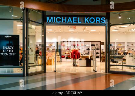 Syracuse, New York - 18 dicembre 2025: Vetrina di Michael Kors Outlet, parte della strategia globale di vendita al dettaglio del marchio, che offre moda di lusso a prezzi accessibili Foto Stock