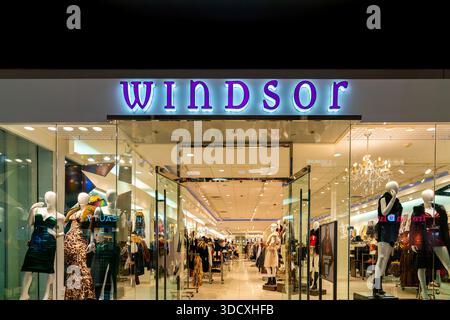 Syracuse, New York - 18 dicembre 2025: I negozi Windsor sono progettati per mettere in risalto la moda femminile con mostre curate e merchand stagionali Foto Stock