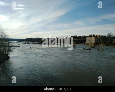 Forte corrente fluviale con grandi rocce in primo piano Foto Stock