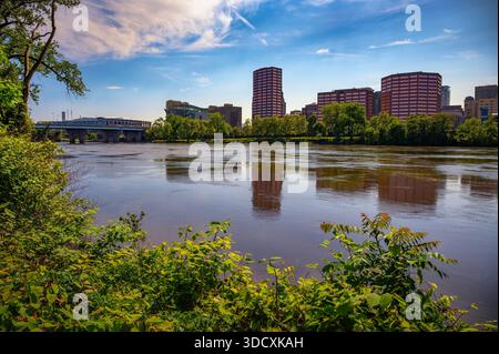 Lo skyline del centro di Hartford attraversa il fiume Connecticut Foto Stock