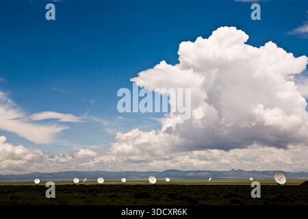 I Thunder cloud si sovrappongono alle antenne radio del VLA. Foto Stock