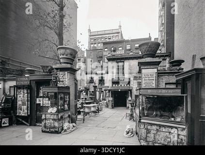 Negozio di antiquariato sulla 28th St., vicino alla 5th Avenue, nel 1913 fotografato da Robert Louis Bracklow (1849-1919) NEW YORK CITY Foto Stock