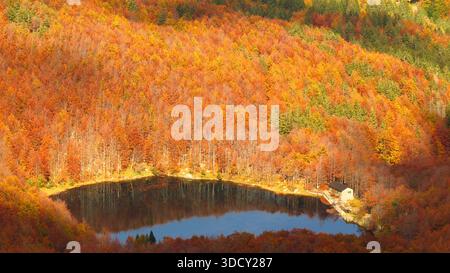 Ora d'oro al Lago delle Guadine, Appennino, Italia. Foto Stock