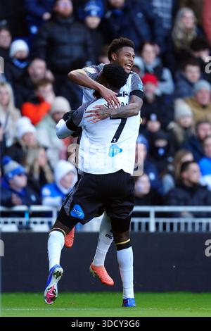 Patrick Agyemang (a destra) del Derby County celebra il primo gol della squadra con Rhian Brewster del Derby County durante la partita del campionato Sky Bet a St Andrew's @ Knighthead Park, Birmingham. Data foto: Venerdì 26 dicembre 2025. Foto Stock