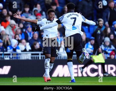 Patrick Agyemang (a destra) del Derby County celebra il primo gol della squadra con Rhian Brewster del Derby County durante la partita del campionato Sky Bet a St Andrew's @ Knighthead Park, Birmingham. Data foto: Venerdì 26 dicembre 2025. Foto Stock