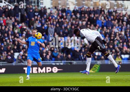 Patrick Agyemang (a destra) del Derby County segna il primo gol della squadra durante la partita del campionato Sky Bet a St Andrew's @ Knighthead Park, Birmingham. Data foto: Venerdì 26 dicembre 2025. Foto Stock