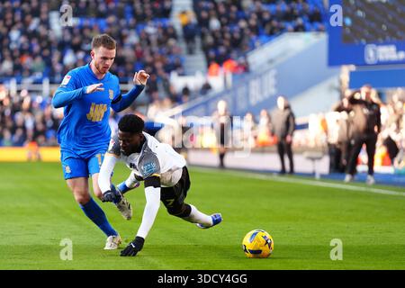 Patrick Agyemang (a destra) della contea di Derby e Marc Leonard di Birmingham si battono per il pallone durante la partita del campionato Sky Bet a St Andrew's @ Knighthead Park, Birmingham. Data foto: Venerdì 26 dicembre 2025. Foto Stock
