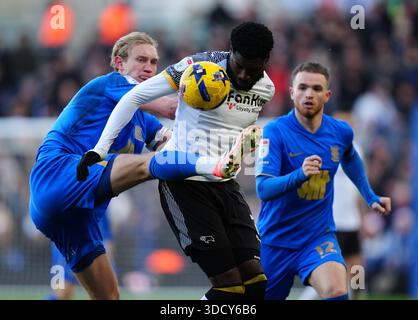 Patrick Agyemang (a destra) della contea di Derby e Christoph Klarer di Birmingham City si battono per il pallone durante la partita del campionato Sky Bet a St Andrew's @ Knighthead Park, Birmingham. Data foto: Venerdì 26 dicembre 2025. Foto Stock