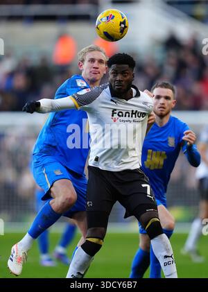 Patrick Agyemang (a destra) della contea di Derby e Christoph Klarer di Birmingham City si battono per il pallone durante la partita del campionato Sky Bet a St Andrew's @ Knighthead Park, Birmingham. Data foto: Venerdì 26 dicembre 2025. Foto Stock