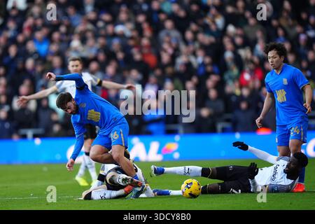 Patrick Roberts (centro) della città di Birmingham e Bobby Clark della contea di Derby e Patrick Agyemang (destra) della contea di Derby combattono per il pallone durante la partita del campionato Sky Bet a St Andrew's @ Knighthead Park, Birmingham. Data foto: Venerdì 26 dicembre 2025. Foto Stock