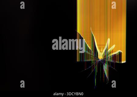 Schermo del dispositivo incrinato con linee di pixel vivide distorte e luce gialla astratta, utile per descrivere malfunzionamenti tecnologici, errori software o scavi Foto Stock