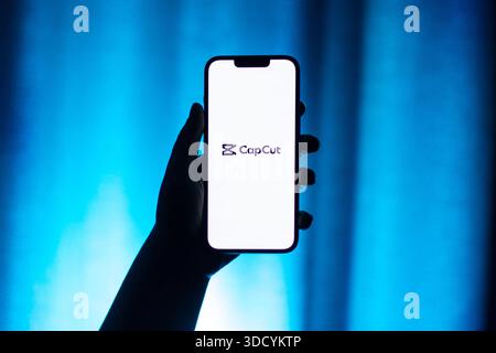 Kaliningrad, Russia - 12.11.2025. Schermo dello smartphone in mani di donne che visualizza il logotipo dell'applicazione più diffusa per l'editing video CapCut. App di editing video Foto Stock