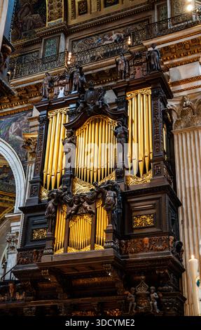 L'organo sopra la Quire, dove il coro e il clero siedono durante le funzioni, con lampade calde e bancarelle intagliate, nella Cattedrale di St Paul, Londra, Regno Unito Foto Stock
