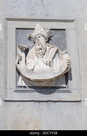 LUGANO, SVIZZERA, 06.20.2025: Un dettagliato busto in marmo raffigurante Davide il Profeta, con vesti fluenti e una lunga barba. Montato in un contenitore Foto Stock