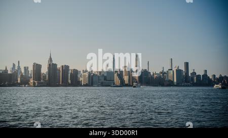 Vista di Manhattan da Brooklyn sul fiume East. Foto Stock