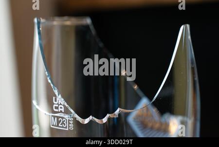 primo piano di una pinta di vetro rotta Foto Stock