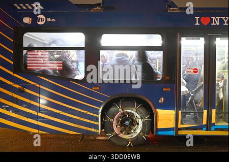 New York, Stati Uniti. 26 dicembre 2025. Lo pneumatico posteriore di un autobus MTA è dotato di catene da neve nella sezione di Elmhurst del Queens, poiché si prevede che una tempesta invernale porti tra i quattro e gli otto pollici di neve durante la notte, anche se i cinque quartieri di New York City, NY, 26 dicembre 2025. Il National Weather Service ha emesso un avviso di tempesta invernale per New York City e gran parte della zona dal venerdì sera al primo sabato pomeriggio. (Foto di Anthony Behar/SipaUSA) credito: SIPA USA/Alamy Live News Foto Stock