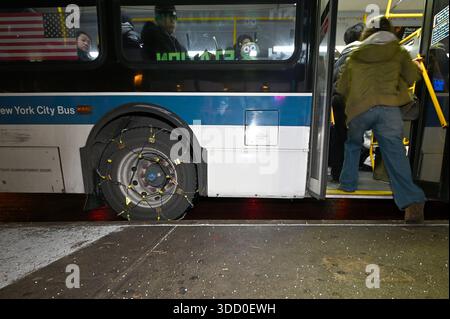 New York, Stati Uniti. 26 dicembre 2025. Lo pneumatico posteriore di un autobus MTA è dotato di catene da neve nella sezione di Elmhurst del Queens, poiché si prevede che una tempesta invernale porti tra i quattro e gli otto pollici di neve durante la notte, anche se i cinque quartieri di New York City, NY, 26 dicembre 2025. Il National Weather Service ha emesso un avviso di tempesta invernale per New York City e gran parte della zona dal venerdì sera al primo sabato pomeriggio. (Foto di Anthony Behar/SipaUSA) credito: SIPA USA/Alamy Live News Foto Stock