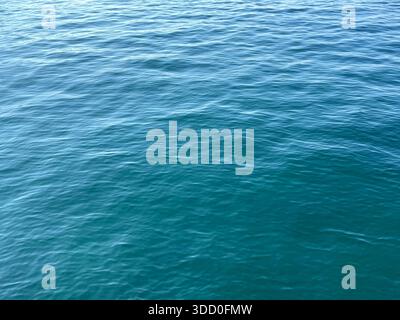 Superficie increspata in acqua blu fondo acquoso Foto Stock
