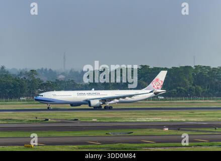 Giacarta, Indonesia - 25 ottobre 2017: China Airlines Airbus A330-300 durante il decollo all'aeroporto internazionale Soekarno-Hatta di Giacarta, Indonesia. Foto Stock