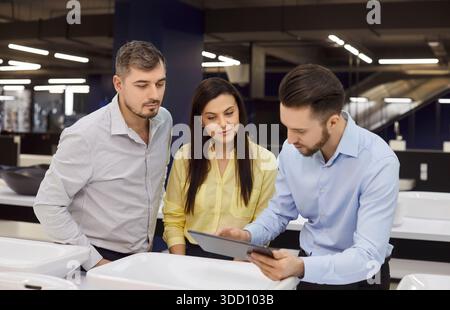 Consulente di vendita, manager clienti di consulenza, coppia clienti per scegliere bagno, lavello da cucina Foto Stock