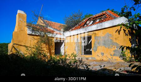 Casa abbandonata della piantagione di Karpata a Bonaire - rovine della storica Landhuis Karpata in stile coloniale lungo la Queen's Highway nel Caribbea olandese Foto Stock