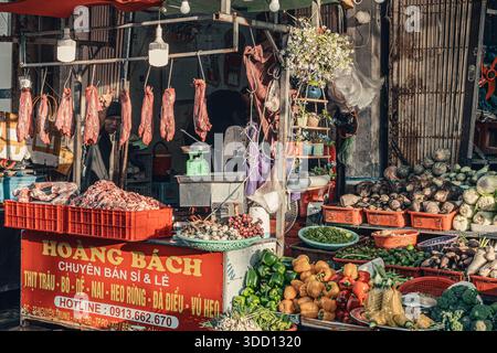 Un vivace mercato locale con un'ampia varietà di carne, fiori, frutta e verdura in vendita Foto Stock