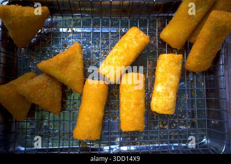 Risol, un involtino di primavera fritto indonesiano con un ripieno di formaggio fuso e verdure miste. Foto Stock