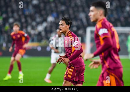Paulo Dybala dell'AS Roma guarda durante la partita di calcio di serie A 2025/26 tra Juventus FC e AS Roma allo stadio Allianz di Torino Foto Stock