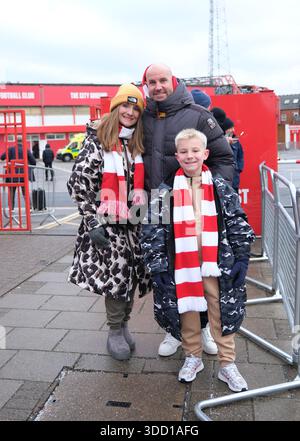 Nottingham, Regno Unito. 27 dicembre 2025. Tifosi del Nottingham Forest fuori dallo stadio prima del calcio d'inizio durante la partita di calcio di Premier League tra Nottingham Forest e Manchester City al City Ground di Nottingham. Credito: SPP Sport Press Photo. /Alamy Live News Foto Stock