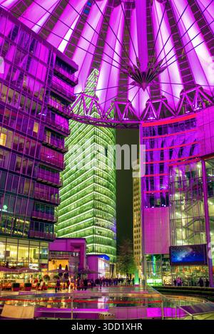 Berlino, Germania - 6 aprile 2017: Sony Center di Potsdamer Platz illuminato di notte con architettura moderna, tetto in vetro e persone negli spazi pubblici. Foto Stock
