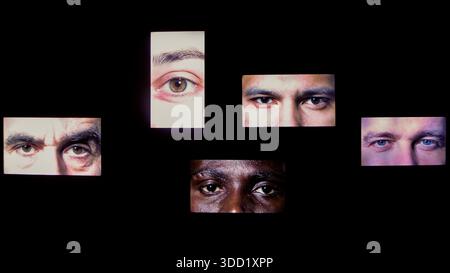 Berlino, Germania - 8 aprile 2017: Visione ravvicinata di un'installazione d'arte che mostra gli occhi umani in una mostra oscura al Museo ebraico, simbolo dell'identità, Foto Stock