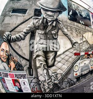 Berlino, Germania - 8 aprile 2017: Murale della East Side Gallery dipinto su una sezione conservata del muro di Berlino, che mostra la Street art storica e i simboli di Foto Stock